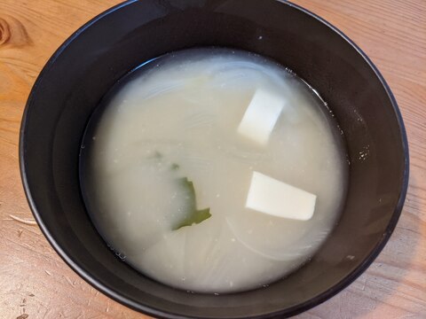 豆腐とワカメと玉ねぎの麦味噌のお味噌汁